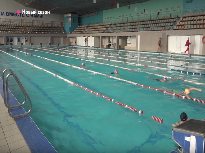 В брянском бассейне ДОСААФ учат плавать грудничков