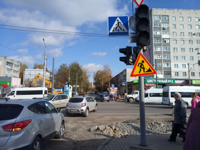 В Брянске второй день не работает светофор у мини-рынка