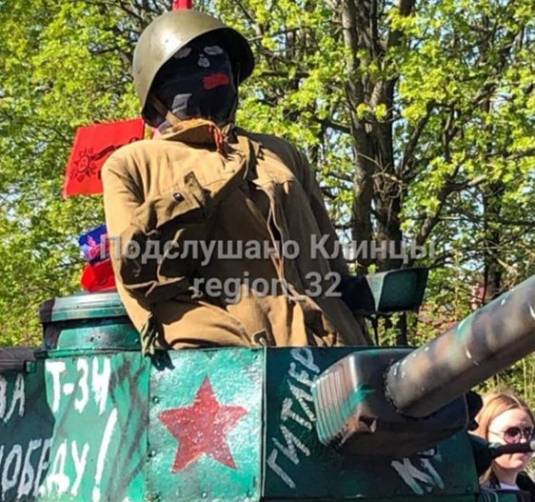 В Клинцах на автопробег в честь Дня Победы вывезли чучело советского солдата