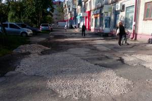 Брянские чиновники заметили разбитую дорогу на Новозыбковском переулке