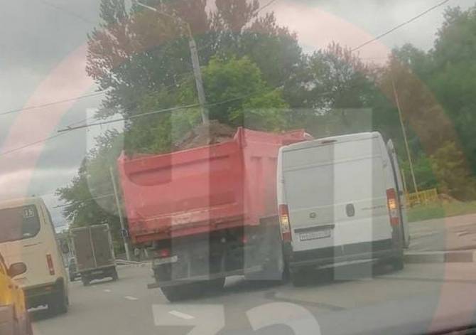 В Московском микрорайоне Брянска столкнулись грузовик и микроавтобус