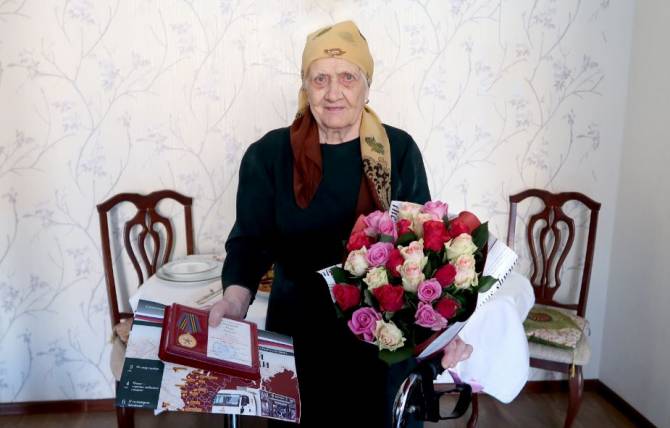Брянские следователи вручили медаль защищавшему Кавказ ветерану