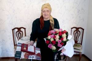Брянские следователи вручили медаль защищавшему Кавказ ветерану