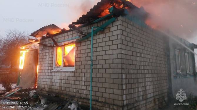 В Стародубском районе более часа тушили пожар в жилом доме