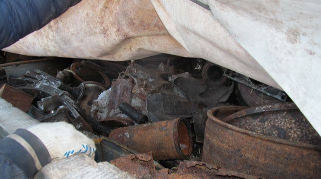 На брянской границе задержали 2 машины с контрабандным металлоломом