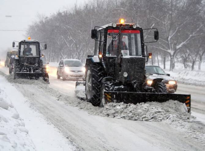  В Карачеве к борьбе с последствиями снегопада подключились аграрии