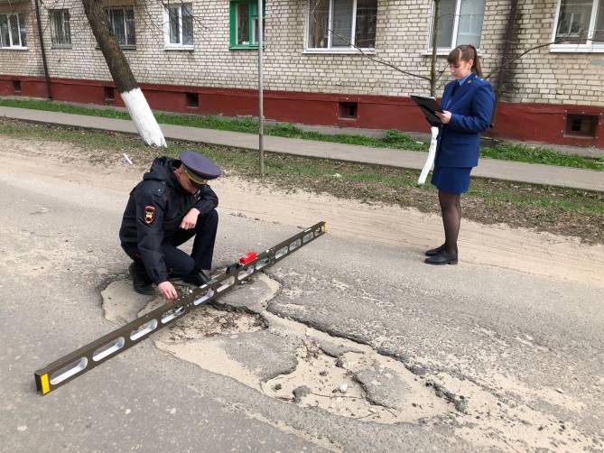 Сельцовских чиновников наказали за гигантские выбоины на дорогах