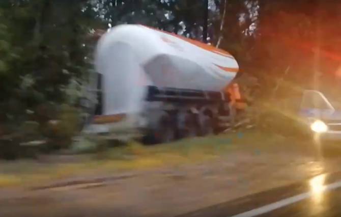 В Дятьковском районе грузовик с прицепом вылетел в кювет