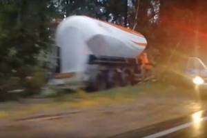 В Дятьковском районе грузовик с прицепом вылетел в кювет