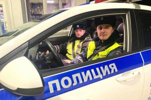 Брянские инспекторы ДПС помогли застрявшему из-за поломки белорусу на КАМАЗе