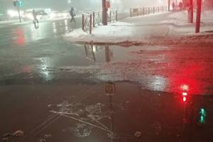 В Брянске затопило пешеходный переход на улице Авиационной