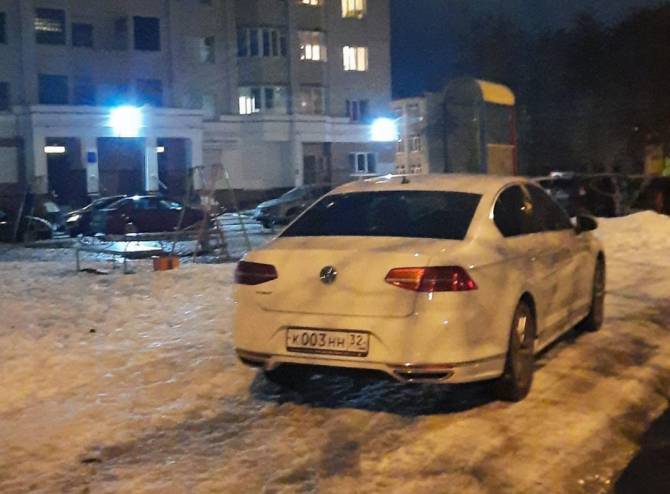 В Брянске на улице Костычева водитель нагло припарковался на детской площадке