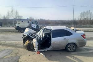 В Брянске водитель Lada врезался в коммунальную машину и сломал колено