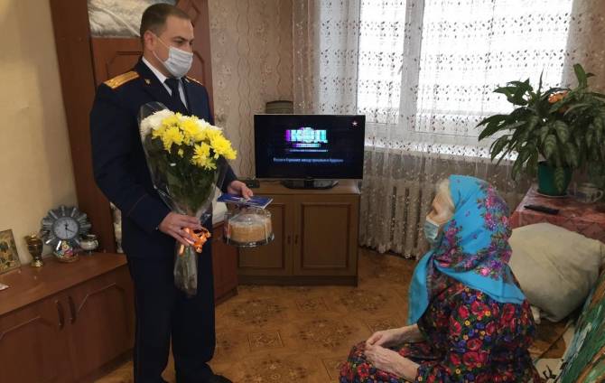 В Клинцах следователи поздравили ветерана Анну Морозову с 8 марта 