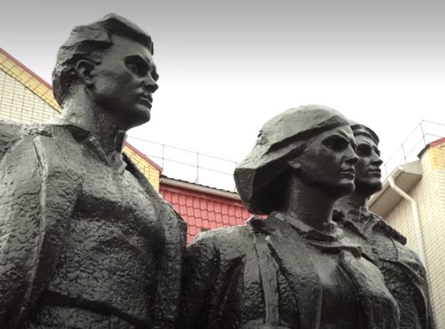 В Брянске обновленный памятник Трем героям подсветят прожекторы