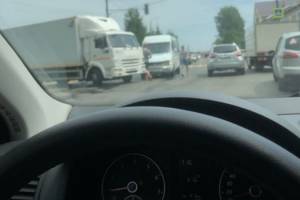 В Брянске на улице Щукина столкнулись микроавтобус и грузовик