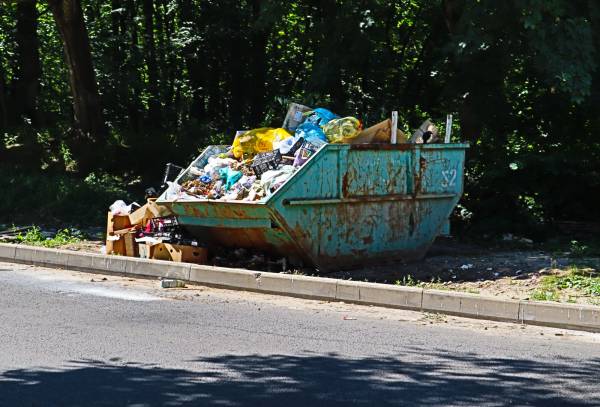 В Брянске на улице Федюнинского разгорелся скандал из-за мусорного контейнера