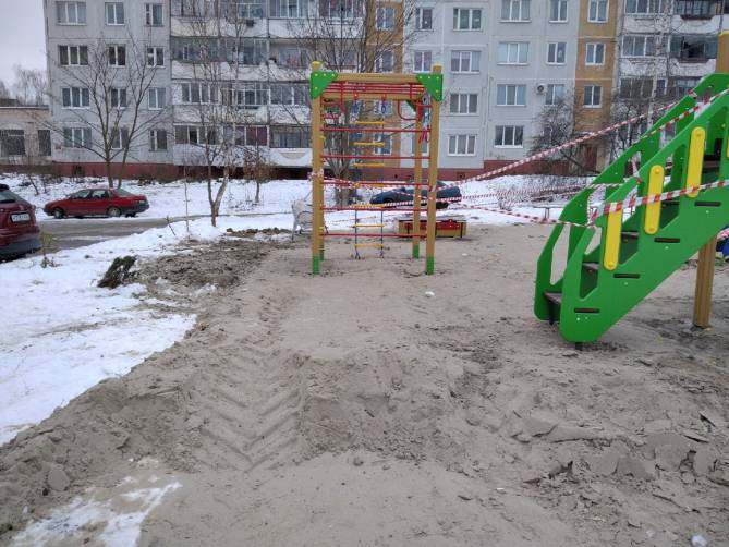 В Брянске на улице Почтовой появилась новая детская площадка