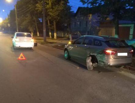 В Брянске легковушка врезалась в стоящую машину - пострадала девушка