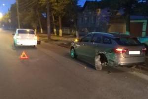 В Брянске легковушка врезалась в стоящую машину - пострадала девушка