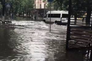 В Брянске улица Куйбышева ушла под воду после дождя