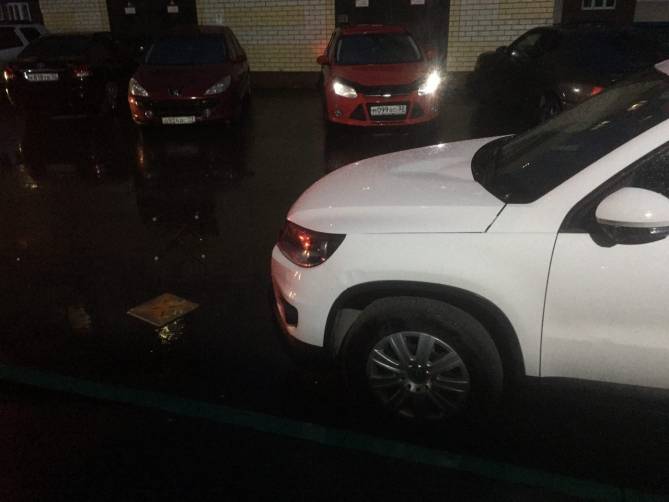В Брянске в микрорайоне Речной табурет сбросили на припаркованный Volkswagen