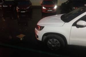 В Брянске в микрорайоне Речной табурет сбросили на припаркованный Volkswagen