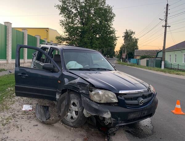 В Стародубе Mazda протаранила кирпичный забор: 24-летний водитель погиб