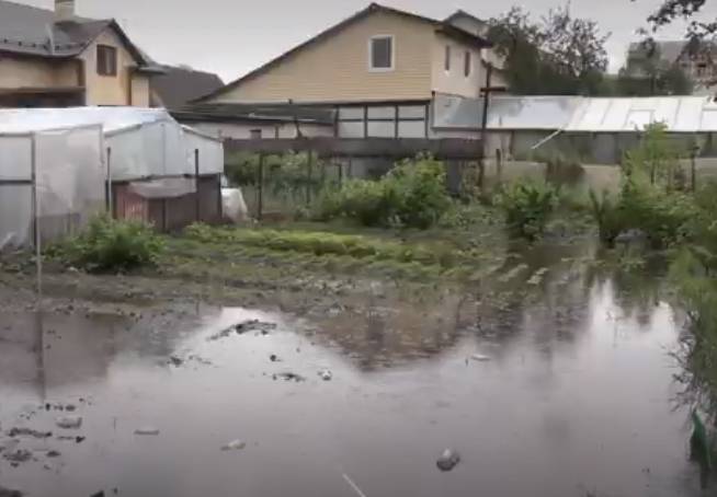 В Бежицком районе Брянска потоки дождевой воды затопили частный сектор