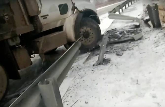 На кольце у вокзала «Брянск-I» грузовик проломил отбойник