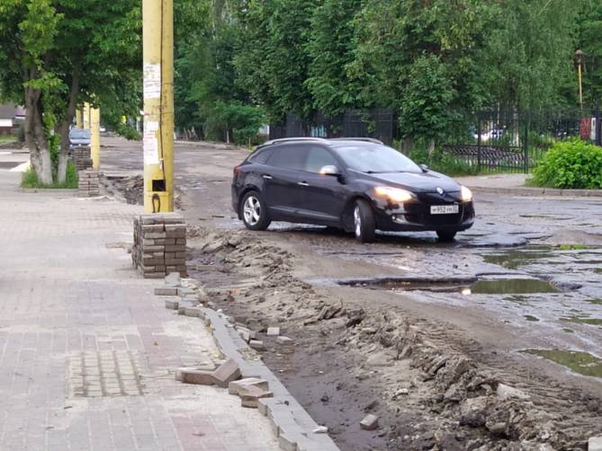 В Брянске взялись за частичный ремонт улицы Клинцовской около ДК Медведева