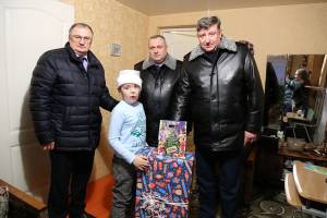 Начальник брянского УФСИН исполнил новогоднее желание 8-летнего ребёнка