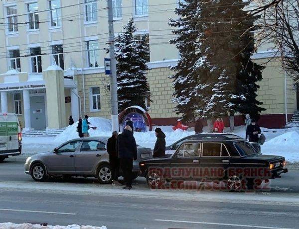 В Брянске на проспекте Ленина «семерка» въехала в иномарку