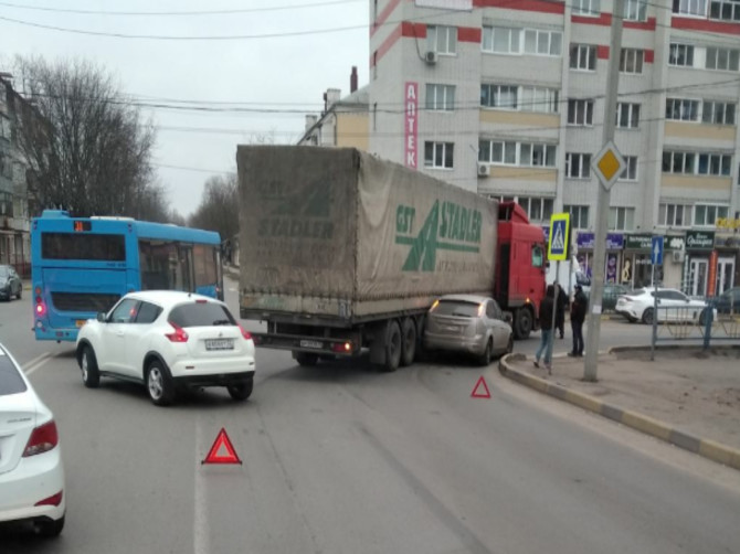 В Брянске из-за аварии с грузовиком улица Красный Маяк встала в пробке