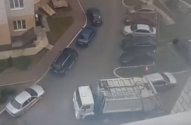 В Брянске сняли на видео парковочный хаос во дворе многоэтажки