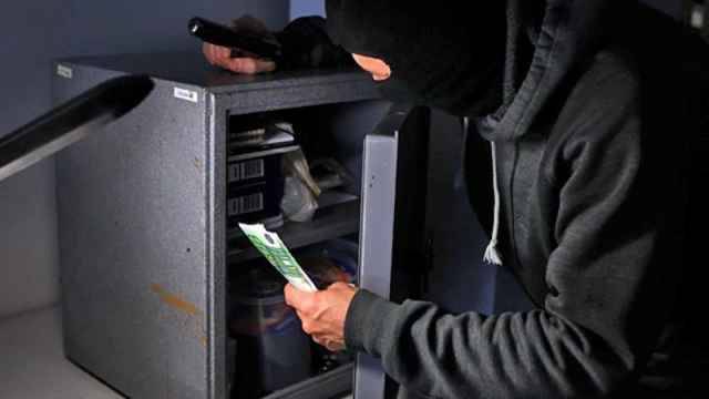 Из квартиры жителя Брянска делавший ремонт работник украл 1,6 млн рублей