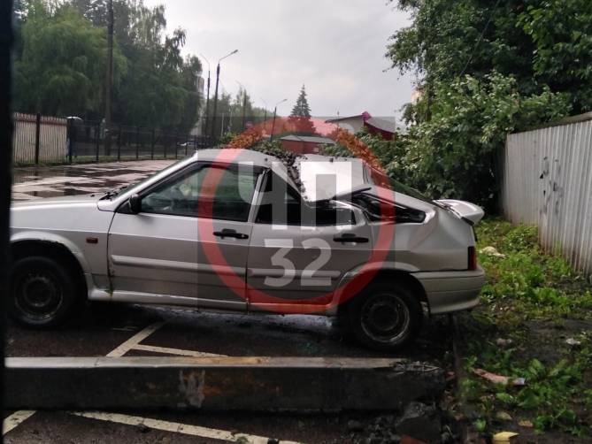 В Брянске рухнувший столб разбил припаркованную легковушку