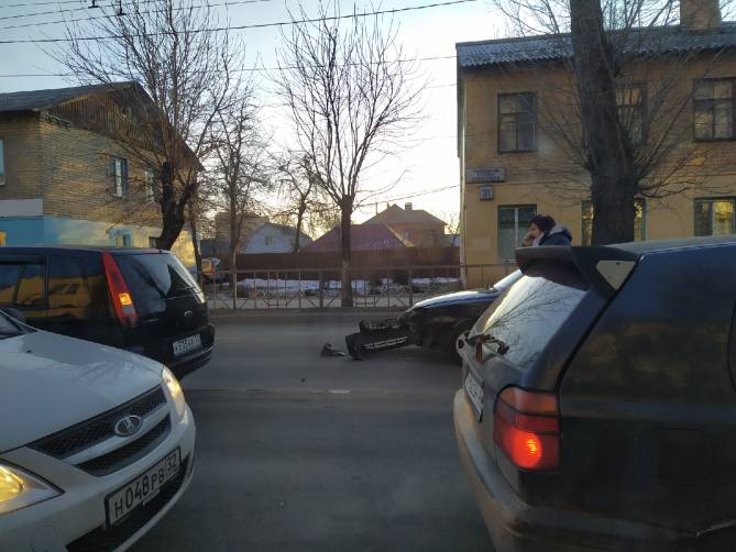 На проспекте Станке Димитрова в Брянске столкнулись две легковушки