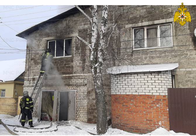 В Брянске за полчаса потушили горящий двухэтажный дом