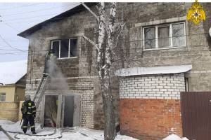 В Брянске за полчаса потушили горящий двухэтажный дом