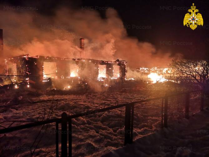 Под Брянском 12 часов тушили горящие дома: есть пострадавший