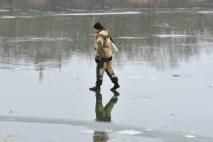 Брянские спасатели замерили толщину льда