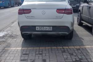 В Брянске наглый водитель оставил Mercedes на «зебре» у правительства