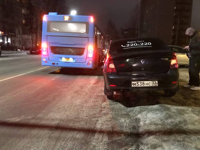 В Брянске столкнулся автобус №37 и «Яндекс.Такси»