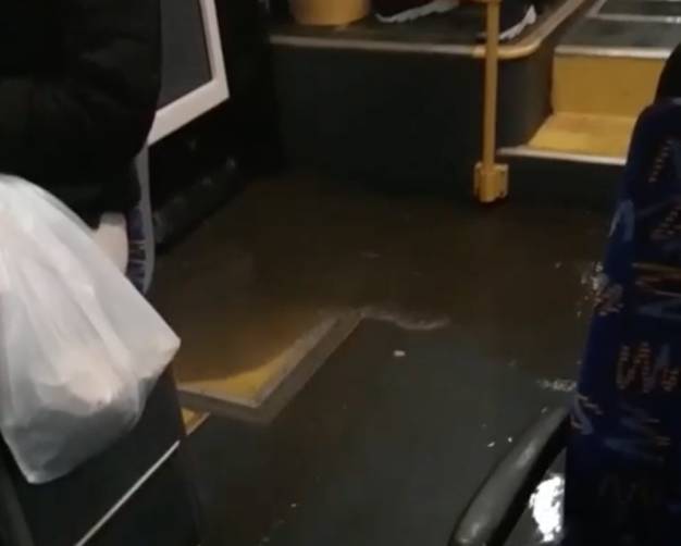 В затопленном центре Брянска едва не утонул автобус