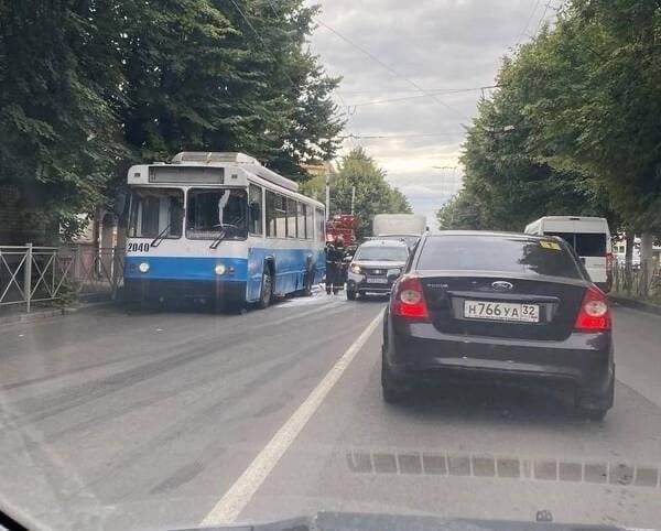 В Брянске на улице Красноармейской загорелся троллейбус