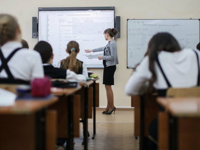 Семь лучших брянских учителей получат по 200 тысяч рублей