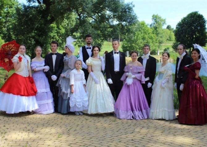Брянцев пригласили потанцевать на балу XIX века