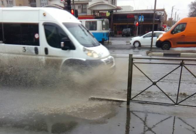 В Брянске на Мясокомбинате ушел под воду пешеходный переход