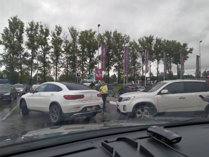 В Брянске на парковке ТРЦ «Аэропарк» люксовый Mercedes попал в ДТП
